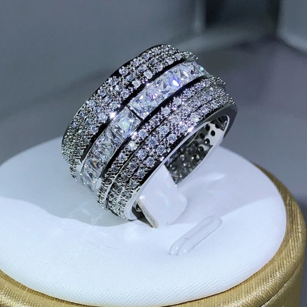 GORGEOUS INFINITY BAGUETTE RING